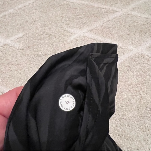 Lululemon Fast and Free Short 8" Size 4 - Picture 6 of 6